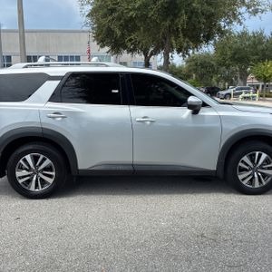 2022 Nissan PATHFINDER SL — фото 10