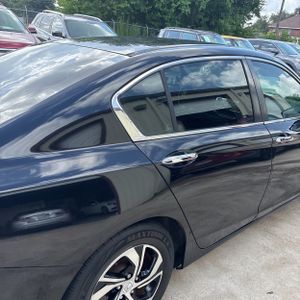 2017 Honda ACCORD LX — фото 9