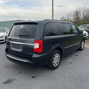 CHRYSLER TOWN AND COUNTRY TOURING - 8