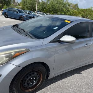 HYUNDAI ELANTRA SE - 2