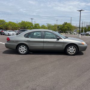 FORD TAURUS SE - 6