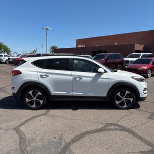 HYUNDAI TUCSON LIMITED - 10