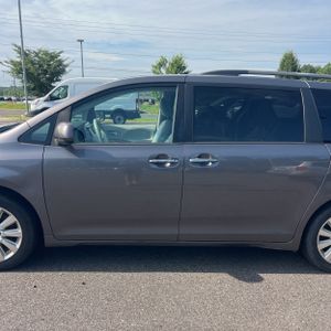 2011 Toyota SIENNA XLE 7-PASSENGER 照片 4