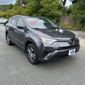 2018 Toyota RAV4 LE — фото 12