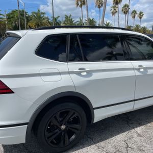 صورة 9 لـ 2023 Volkswagen TIGUAN SE R-LINE BLACK