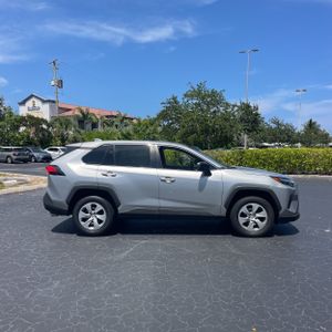 صورة 10 لـ 2024 Toyota RAV4 LE