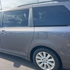 2011 Toyota SIENNA XLE 7-PASSENGER 照片 6