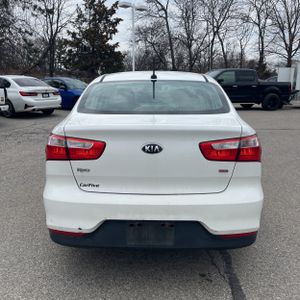 KIA RIO LX - 7