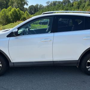 2016 Toyota RAV4 LE — фото 4