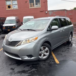2011 Toyota SIENNA LE 8-PASSENGER — фото 1