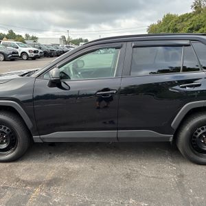 صورة 4 لـ 2021 Toyota RAV4 LE