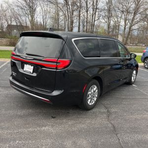 CHRYSLER PACIFICA TOURING L - 8