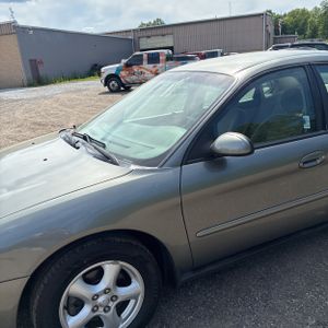 FORD TAURUS SE - 2