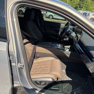 صورة مصغرة 33 لـ 2026 BMW 550E XDRIVE