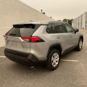 2025 Toyota RAV4 LE 照片 8