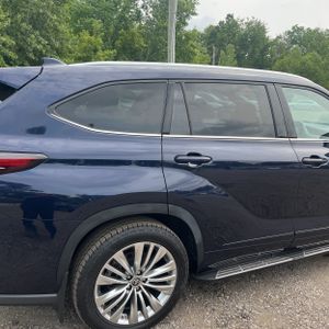 2024 Toyota HIGHLANDER LIMITED photo 9