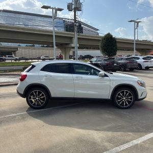 MERCEDES-BENZ GLA - 10