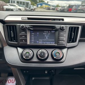 2018 Toyota RAV4 LE — фото 37