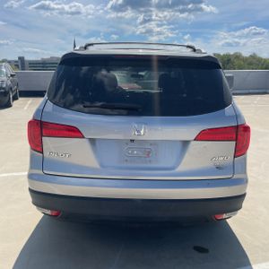 HONDA PILOT LX - 7