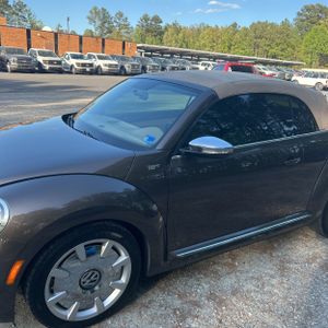 VOLKSWAGEN BEETLE CONVERTIBLE 2.5L 70S EDITION - 2