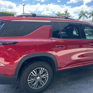 2025 Chevrolet TRAVERSE LT — фото 9