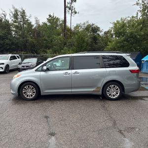 2015 Toyota SIENNA XLE 8-PASSENGER 照片 3
