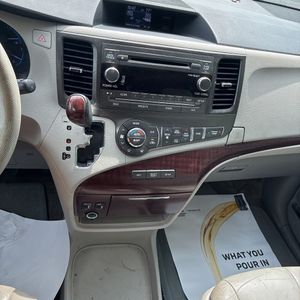 2012 Toyota SIENNA XLE 8-PASSENGER — миниатюра 36