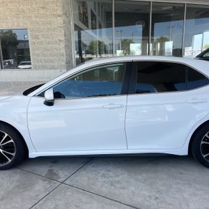 2020 Toyota CAMRY SE photo 4