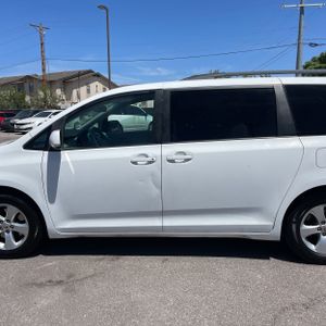 TOYOTA SIENNA - 4