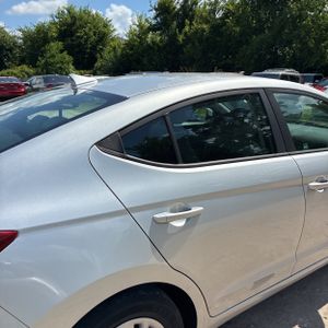 صورة 9 لـ 2017 Hyundai ELANTRA SE