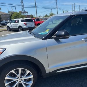 FORD EXPLORER PLATINUM - 2