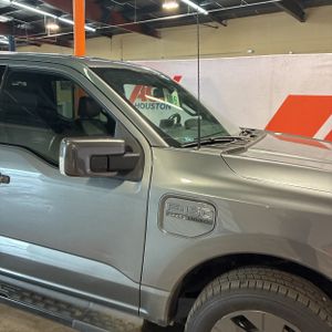FORD F-150 LIGHTNING LARIAT - 9