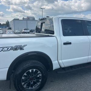 2024 Nissan TITAN CREW CAB PRO-4X 4X4 — фото 9