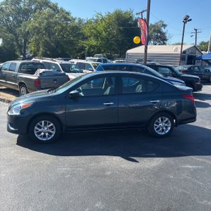 2017 Nissan VERSA SV photo 3
