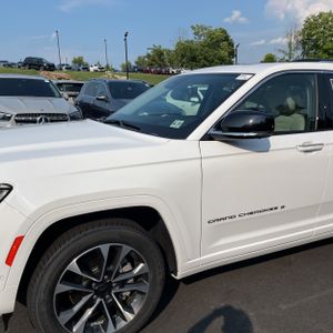 صورة 2 لـ 2022 JEEP GRAND CHEROKEE L OVERLAND