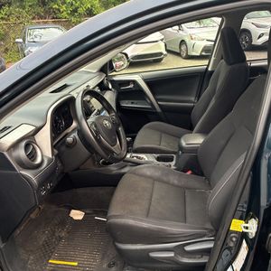 2017 Toyota RAV4 XLE — миниатюра 30