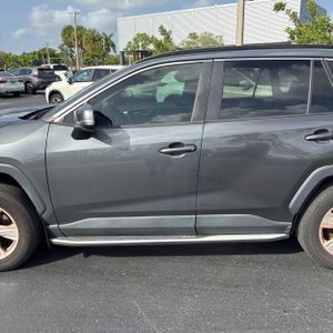 صورة 4 لـ 2021 Toyota RAV4 XLE