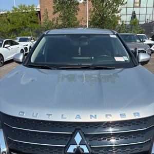 صورة 15 لـ 2023 Mitsubishi OUTLANDER ES