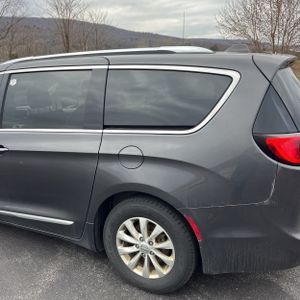 CHRYSLER PACIFICA TOURING L - 6