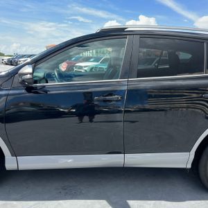 2018 Toyota RAV4 SE — фото 4
