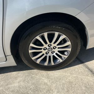 2020 Toyota SIENNA XLE 8-PASSENGER 照片 18