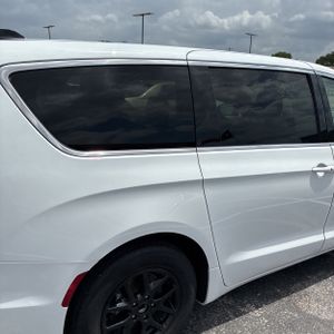 CHRYSLER PACIFICA TOURING L - 9