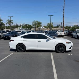 LEXUS ES 300H F SPORT HANDLING - 10