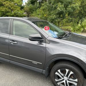 2018 Toyota RAV4 LE — фото 13