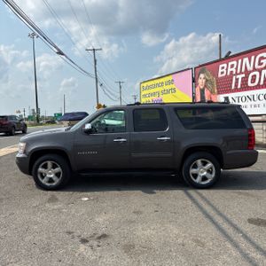 2011 Chevrolet SUBURBAN LS 照片 3