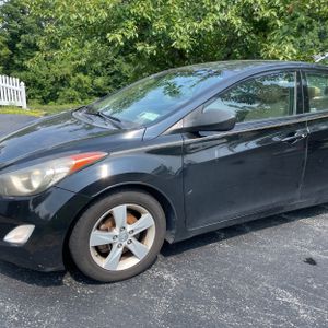 2013 Hyundai ELANTRA GLS photo 2