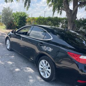 صورة 6 لـ 2014 Lexus ES 300H BASE