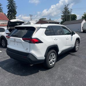 صورة 7 لـ 2021 Toyota RAV4 LE