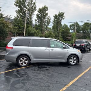 2011 Toyota SIENNA LE 8-PASSENGER — фото 10