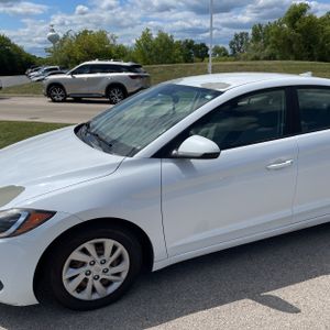 صورة 2 لـ 2017 Hyundai ELANTRA SE